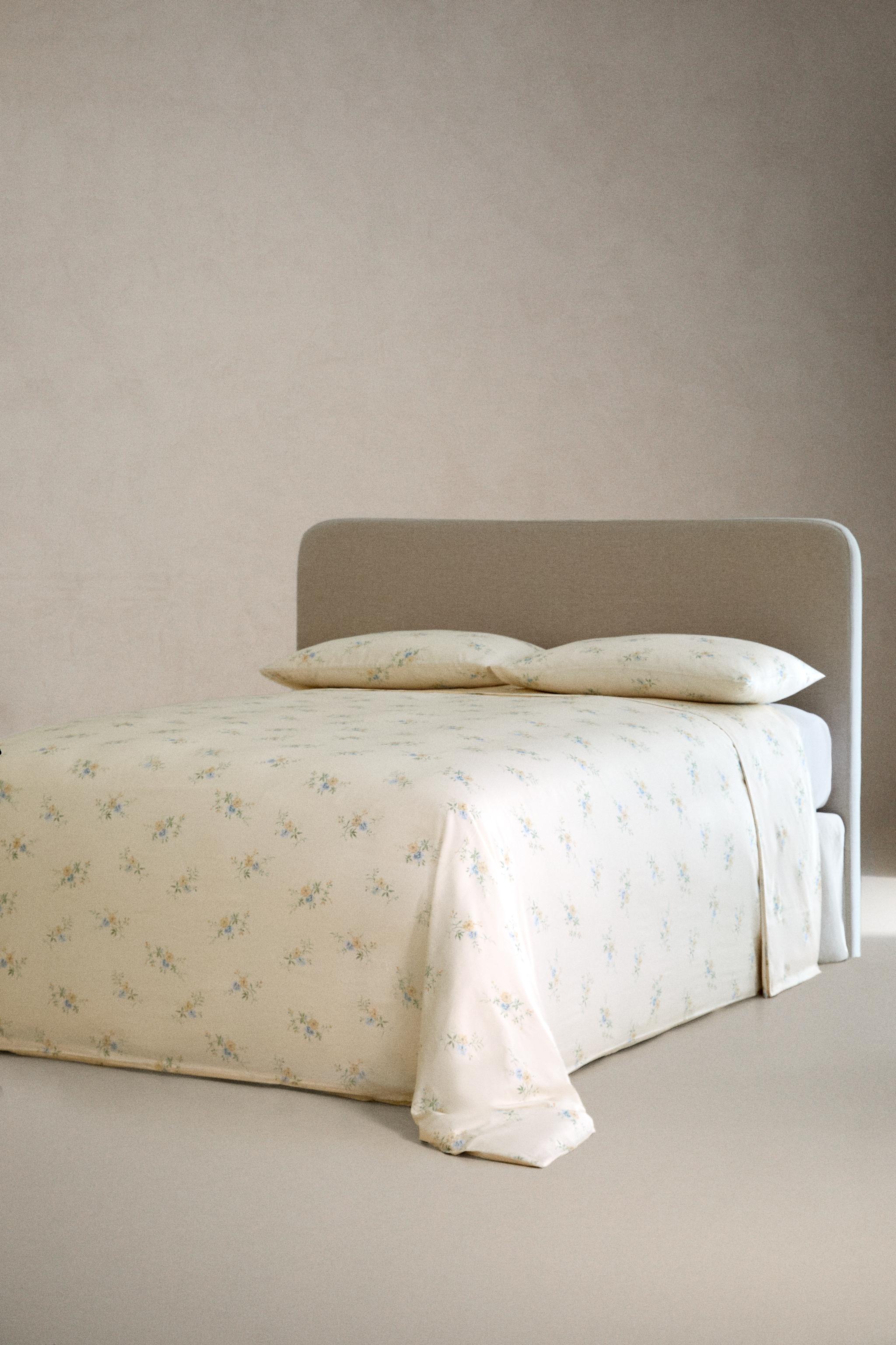 SATEEN FLAT SHEET WITH FLORAL BOUQUETS